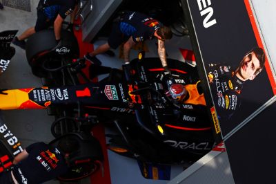 F1: Vezethetetlen az autója, nehéz futam előtt Verstappen