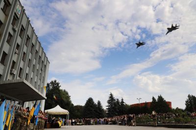 Az ukrán légvédelem lőhette le a saját F-16-osukat, ezért rúghatták ki a légierő parancsnokát