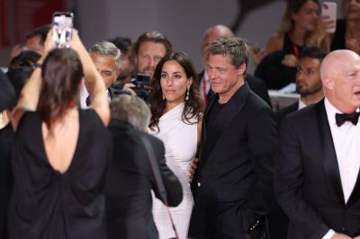 Brad Pitt a barátnőjével jelent meg a Velencei Filmfesztiválon - fotókon a szerelmespár