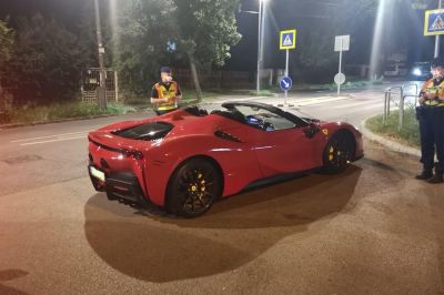 Csúnyán ráfaragott egy Ferrari és egy Porsche Budapesten