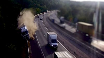 300 méteren át tolta maga előtt a szalagkorlátot az M3-ason – Videó