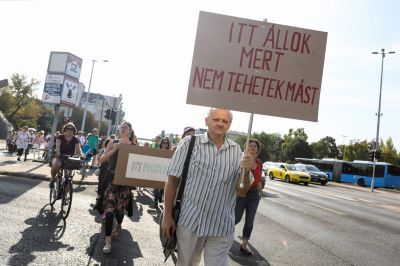 A Kormányhivatal elé vonultak a gyerekek, akiknek hat nappal a tanév előtt szüntették meg az iskoláját