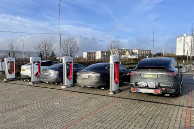 Szlovákiában „bezárták” a Tesla Superchargereket az egyéb típusok előtt