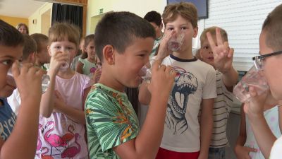 A kánikula miatt rövidebbek a tanórák, hosszabbak a szünetek + videó