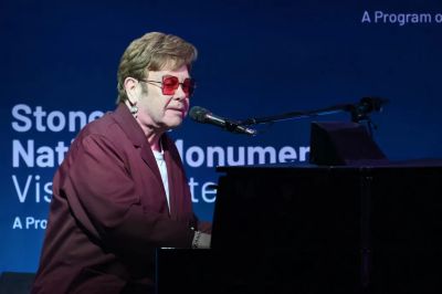 Elton John kis híján megvakult a fél szemére