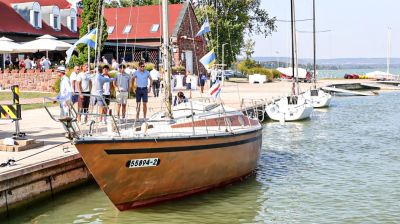 Imádkozva lépett egykori hajójára Fa Nándor – Ismét vízre tették a világot megkerülő Szent Jupátot