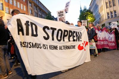  „Véletlenül” hívták meg a szélsőjobboldali AfD-t a náci gyilkosságok áldozatainak emlékére rendezett koszorúzásra  