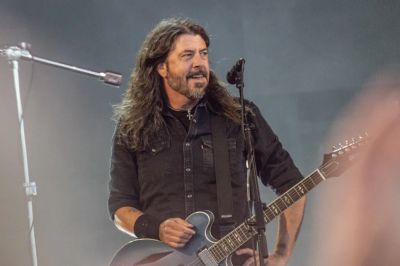 A Foo Fighters frontembere saját maga jelentette be, hogy házasságon kívüli gyereke született