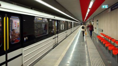 A sínekre eshetett egy ember a Kálvin térnél, nem jár a hármas metró ezen a szakaszon