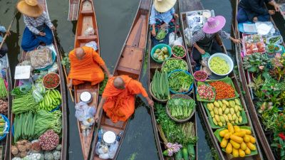 15 mesés kép Thaiföld úszó piacairól – sajnos egyre kevesebb van már belőlük