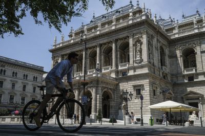 Az Operaház elkezdett pénzt kérni azért, hogy az érdeklődők beléphessenek az előcsarnokába