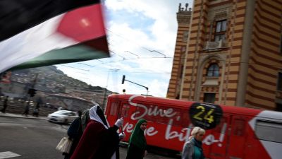 Palesztinát éltetve vonultak a bosnyákok Budapesten – a szakértő szerint Magyarországnak résen kell lennie