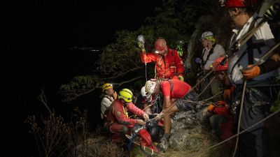 Sziklafalnak csapódott egy siklóernyős Tatabánya közelében