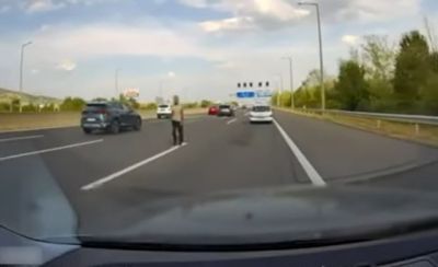  Egy férfi sétálgatott az M1-M7-es autópálya közepén – videó  