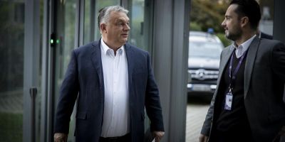 Kálmán Olga arra kéri Orbán Viktort, magyarázza el, hogy kerülhetett MTVA-s, fényképes belépőkártya a sajtófőnöke nyakába