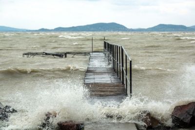 A Balatont sem kíméli a zord időjárás + videó