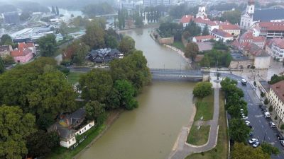 Látványos fotókon mutatjuk a Rába áradását Győr belvárosi szakaszán