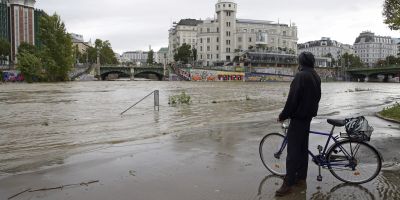 Utcákat öntött el Bécsben az esővíz