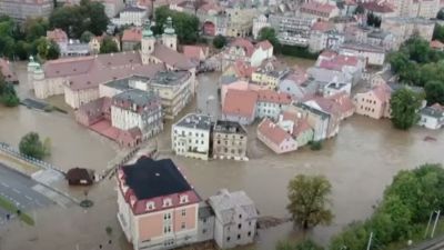 Drón felvételen amikor a természet odacsap: Elmerült temetők, összedőlt hidak