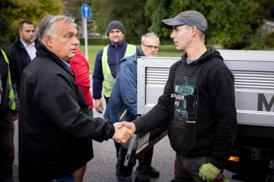 Hétfő délben Visegrádon a mobilgátak telepítését ellenőrizte Orbán Viktor