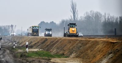 Jól járnak a Budapest–Belgrád-vasútvonal felújításával Orbán Viktor családtagjai