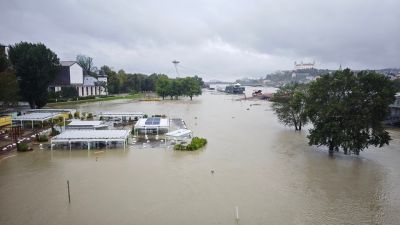 Meghaladta a 9 métert a Duna szintje Pozsonyban, víz alatt az Eurovea környéke (FOTÓK)