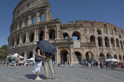 Tarthatatlanná vált a helyzet a turisták miatt, jövő évtől speciális adót vezetnének be Rómában