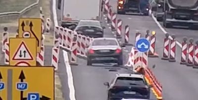  Egyenesen belehajtott a táblaerdőbe a Maybach sofőrje az M7-esen – videó  