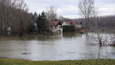 Elárasztotta a Duna a véneki nyaralókat, megközelíthetetlenek az ingatlanok