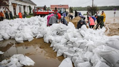 Gönyűn befejezték a homokzsákok töltését - Felkészülten várják a tetőzést