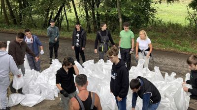 Tanulmányi pluszkredit és EFOTT-jegy is jár az önkénteseknek az árvízvédelemben való részvétért