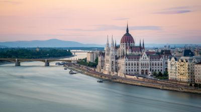 Fokozódik a helyzet: elöntötte a budapesti rakpartokat a Duna