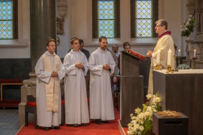 Három magyar jezsuita tette le első fogadalmát Budapesten a Jézus Szíve-templomban