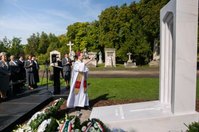 Közéleti ember és hitvalló szerzetes – Megáldották Slachta Margit síremlékét a Fiumei úti sírkertben