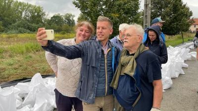 Megdöbbentő másodpercek! Magyar Péter rászólt a védekezésben részt vevő önkéntesekre, hogy be tudjon jelentkezni a Facebookon (VIDEÓ)