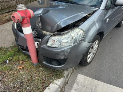 Tűzcsapnak hajtott egy autó, egy másik kocsi lökhette ki az útról