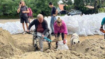 „Én csak tettem a dolgomat” - megtaláltuk a szentendrei árvíz hősét, a homokot lapátoló, kerekesszékes férfit