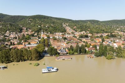 Másfél nap még tetőzésig, de a Dunakanyarban már kertek vannak víz alatt