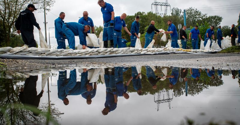 Tetőzés közeli szinten a Duna Nagybajcsnál