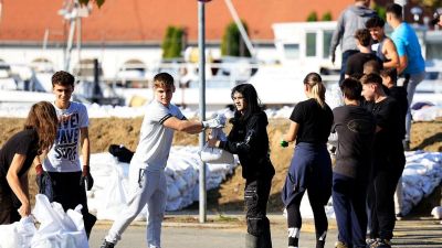 Valódi közösségi munkában zajlik az árvízi védekezés Baján – galériákkal, videóval