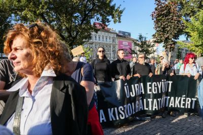 Bese Gergő atyák, Balog Zoltánok és a lefosott emberek emlegetésével tüntetnek Iványi mellett