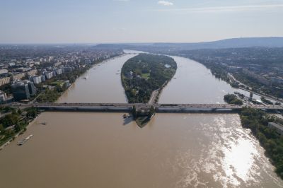 Halad lefelé az árhullám, Budapesten szombat estére várható tetőzés