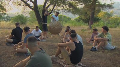 Kabát Peti füstölővel és hangterápiával tartott meditációt a játékosainak