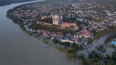 Már Komárom és Esztergom felé tart az árhullám, Budapesten még fél métert emelkedhet a Duna - Pénteki híreink a dunai árvízről