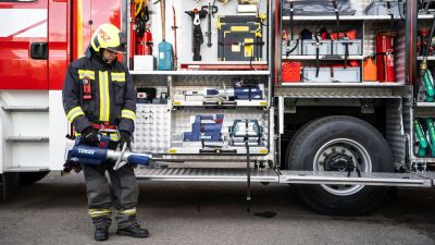 Súlyos tragédia történt, három embert kellett feszítővassal kivágni az autóból, kettő meghalt