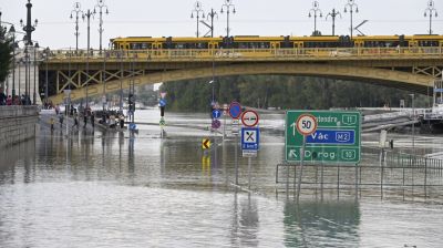 Árvíz: betegeket költöztettek, miután betört a víz egy kórház liftaknájába