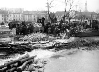 1956 elfeledett drámai eseménye: a jeges ár, amikor repülőkről bombázták a több száz kilométeren befagyott Dunát 