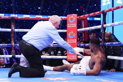 Brutálisan kiütötték a korábbi kétszeres nehézsúlyú világbajnok Anthony Joshuát