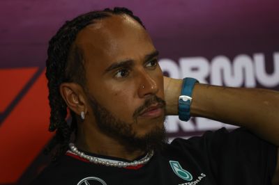 Hamilton támogatja Verstappent, a McLaren elkerülné a Senna-Prost helyzet megismétlődését