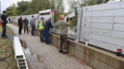 Jelesre vizsgáznak a mobil gátak a dunai árvíz alatt – frissül